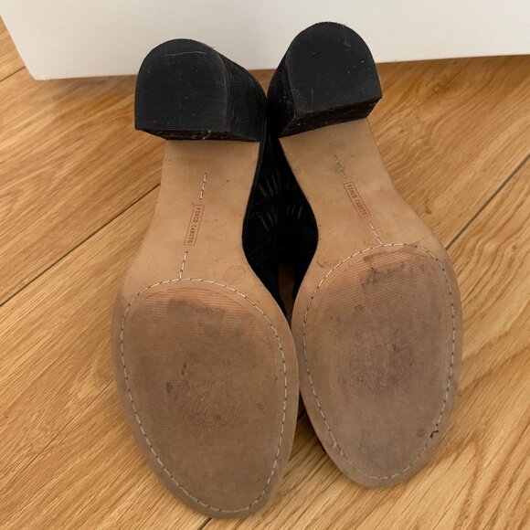 Vince Camuto Black Tarita Laser Cutout Suede Sandals Block Heel Lace Up Sz 9.5 - Picture 5 of 5